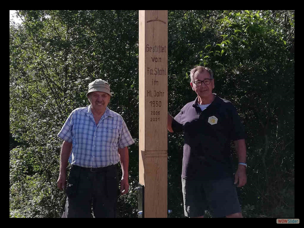 Bruno und Hubert nach dem Aufstellen des neuen Kreuzes